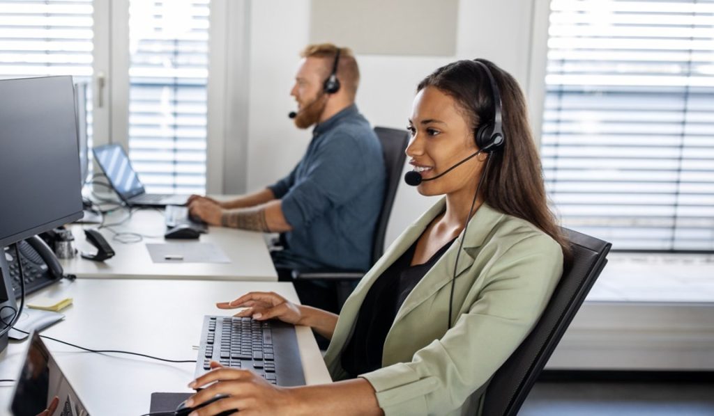 Office team with headsets / © iStockphoto